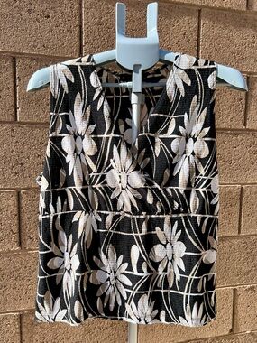 Ninety Black and White Floral V-Neck Sleeveless Top